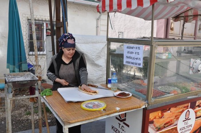 Suriyeli kadın kazanç için Mardin'de kebap satıyor