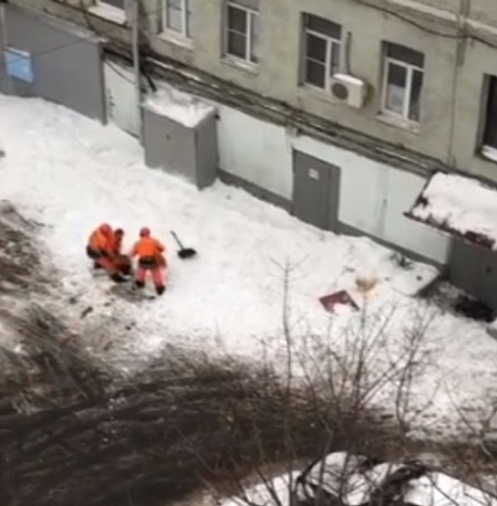 Rusya'da bir işçi kar kürerken çatıdan düştü