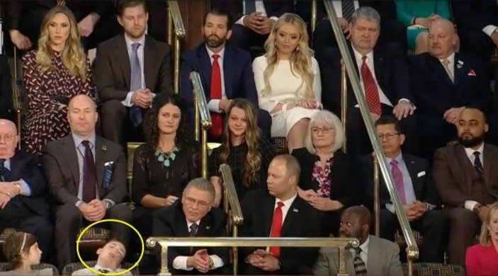 Trump'ın konuşması sırasında küçük çocuk uyuyakaldı