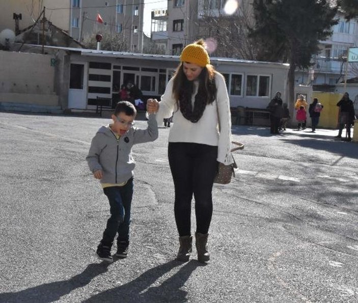 İzmir'de oğlunun eğitimi için annenin fedakarlığı