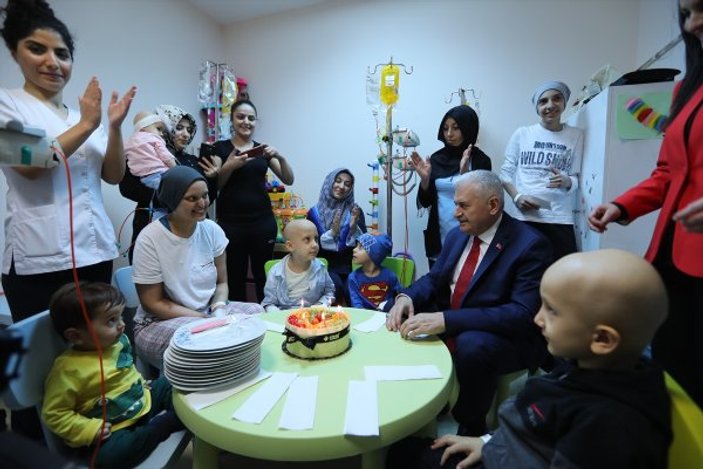 Binali Yıldırım, kanser hastası çocukları ziyaret etti