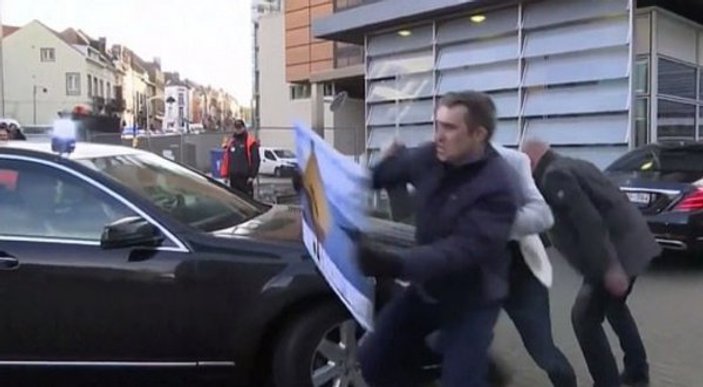 Brüksel'de bir protestocu May'in aracının önüne atladı