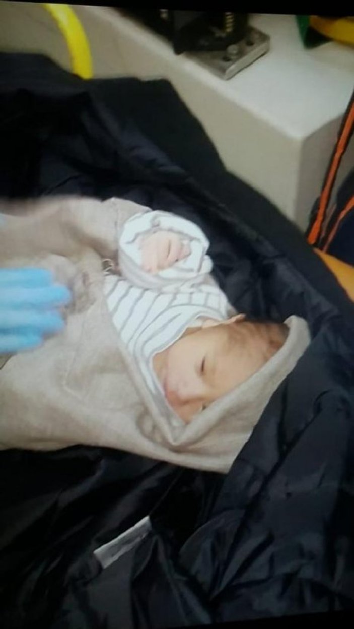 Suriyeli anne 5 günlük bebeğini cami avlusuna bıraktı