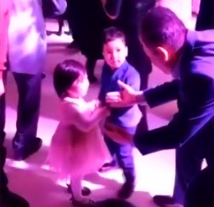 Dans ettiği kızı bırakmak istemeyen küçük çocuk