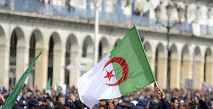 Cezayirli öğrencilerden namaz karşıtı bakana tepki