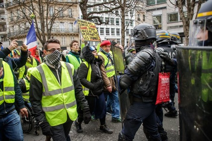 Fransız polisi eylemcinin elini kopardı