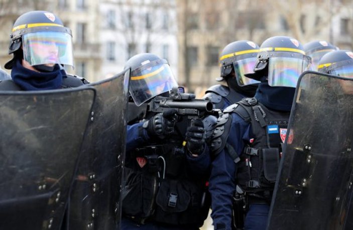 Fransa'daki protestolarda eylemciler lüks araçları yaktı