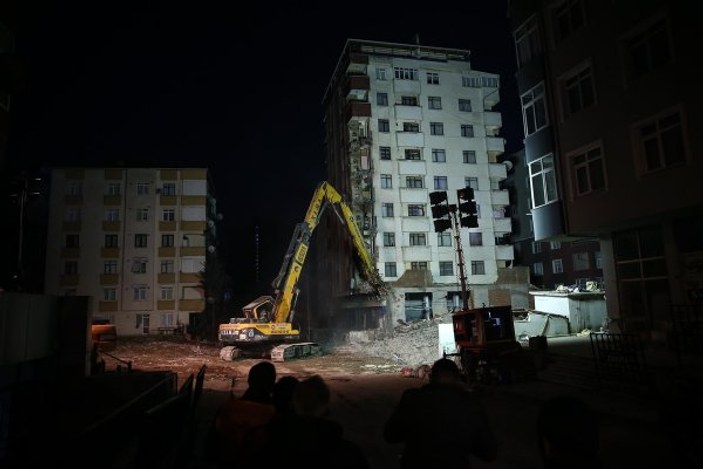 Kartal'da riskli binaların yıkımına başlandı