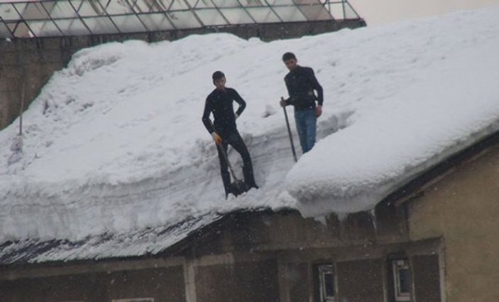 Hakkari'de kar küreyiciler çatılardan para kazanıyor
