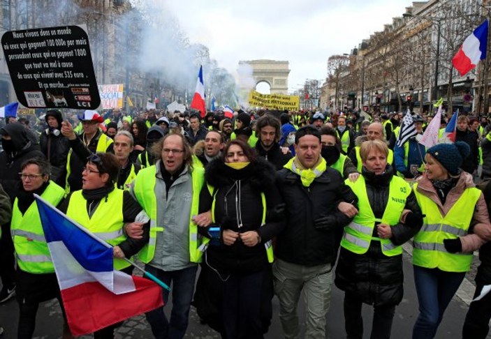 Fransa'daki protestolarda eylemciler lüks araçları yaktı