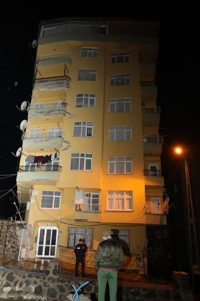 Rize'de duvarları çatlayan 8 katlı bina tahliye edildi