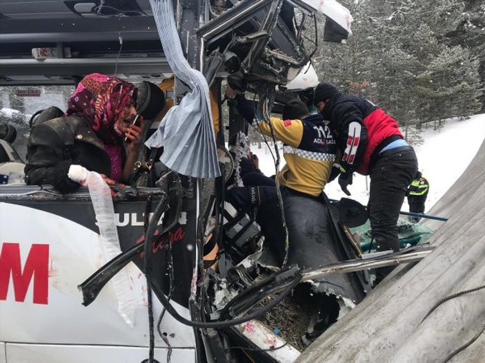 Kars'ta midibüs kamyonla çarpıştı