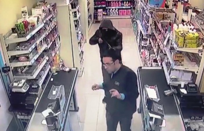 Yüzü maskeli soyguncu pompalıyla markete daldı