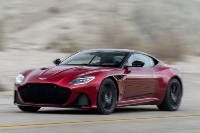 Aston Martin yeni aracını tanıttı