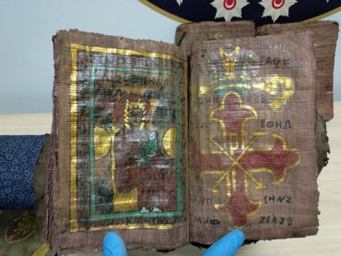 Denizli'de bin yıllık tasvirli kitaplara polis el koydu