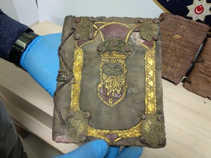 Denizli'de bin yıllık tasvirli kitaplara polis el koydu