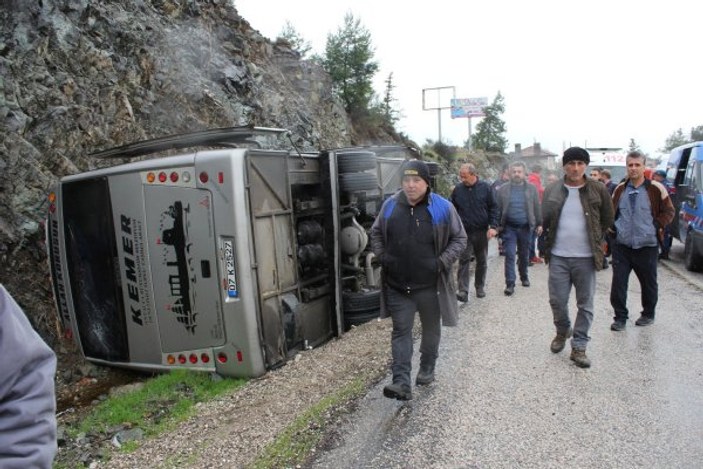Antalya'da midibüs takla attı: 7 yaralı