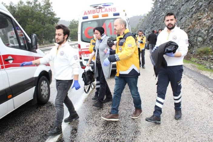 Antalya'da midibüs takla attı: 7 yaralı