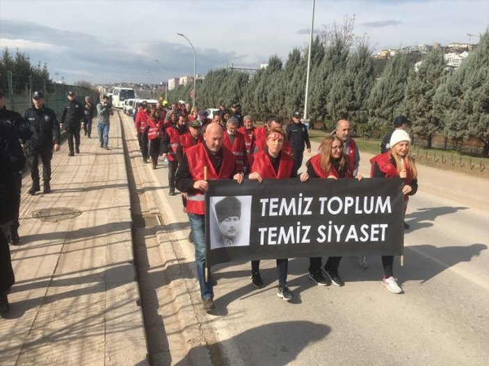 CHP'liler sloganlarla Ankara'ya yürüyor