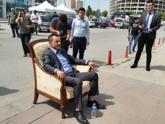 Koltuklu protesto yapan CHP'li ihraç edildi