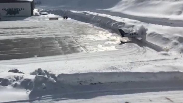 Uçak pist dışındaki kar yığınına çarparak durabildi