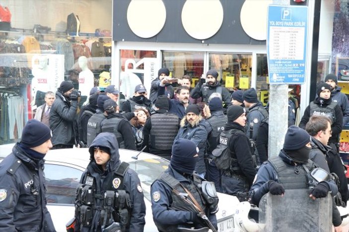 Pankartını vermek istemeyen HDP'li polisi ısırdı