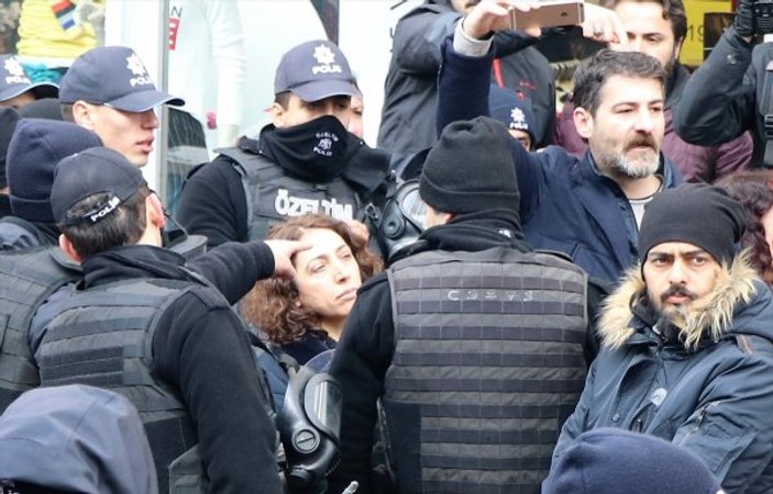 Pankartını vermek istemeyen HDP'li polisi ısırdı
