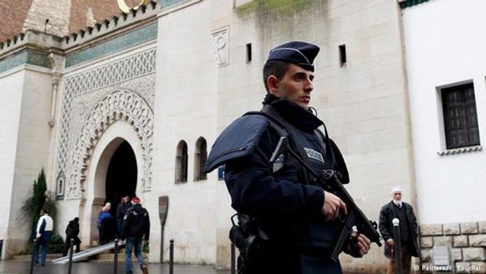 Fransa'da 7 cami terörle mücadele gerekçesiyle kapandı
