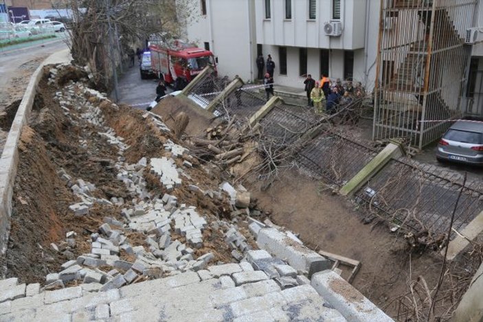 Beykoz'da istinat duvarı çöktü