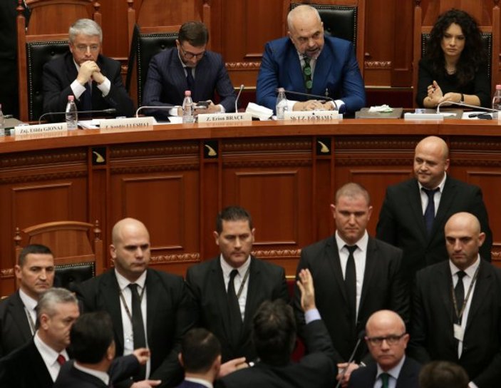 Arnavutluk Meclisi'nde Başbakan Rama'ya protesto