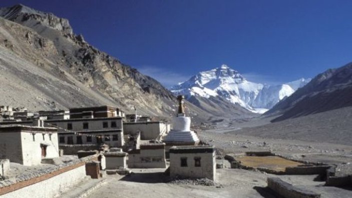 Çin, Everest Dağı'nı 'çöp' nedeniyle turistlere kapattı