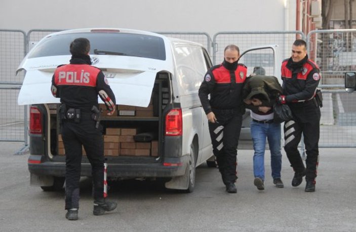Adana'da ticari araçtan 102 pompalı tüfek çıktı