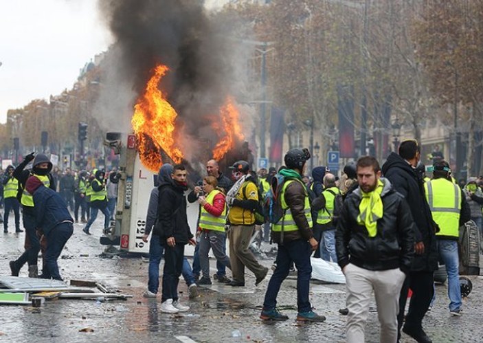 Fransa'da Sarı Yelekliler'in eylemleri sürüyor