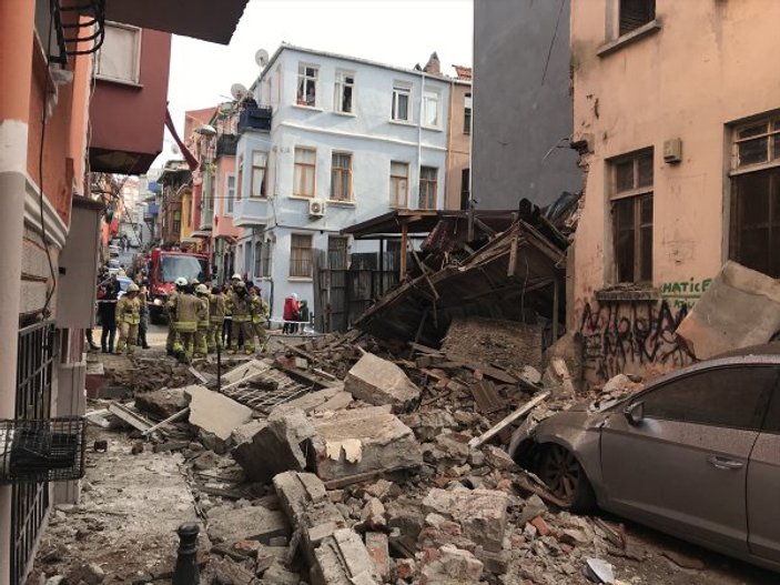 İstanbul Fatih'te 3 katlı bina çöktü
