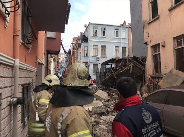 İstanbul Fatih'te 3 katlı bina çöktü