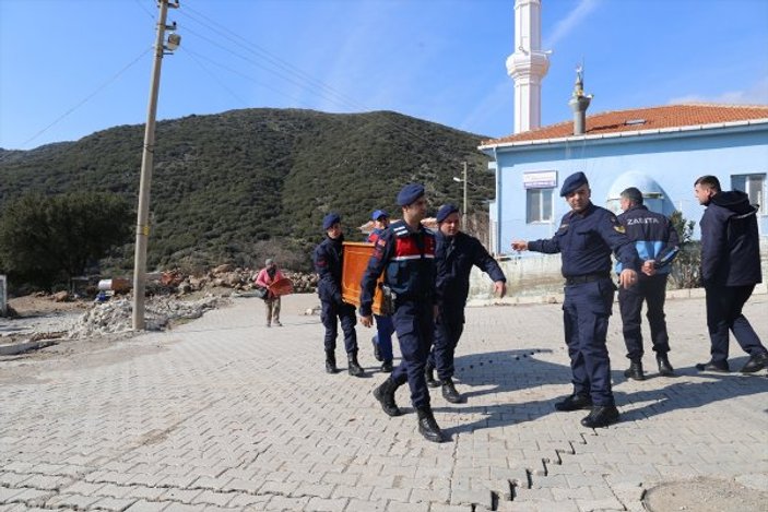 İzmir'de toprak kayması sonucu 10 ev tahliye edildi