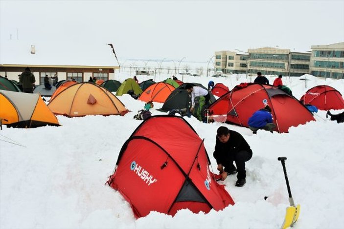 Dağcılar Muş'ta kamp yaparak kış şartlarına alışıyorlar