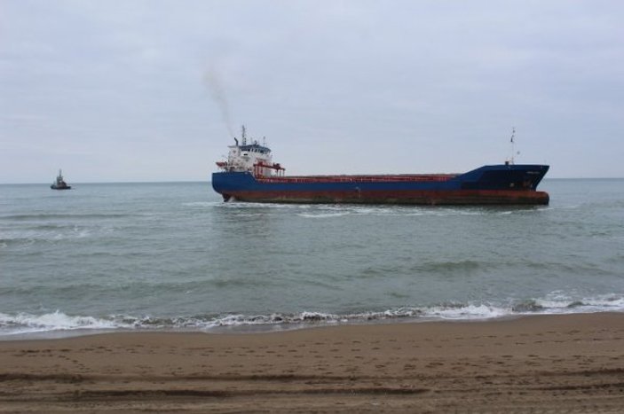 Kocaeli'de karaya oturan yük gemisine kurtarma operasyonu