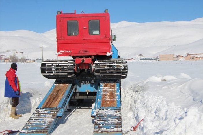 Bingöl'de donmuş gölete düşen elektrik aracı kurtarıldı