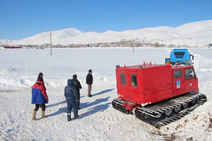 Bingöl'de donmuş gölete düşen elektrik aracı kurtarıldı