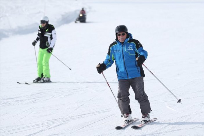 İhtiyar kayakçı gençlere meydan okuyor