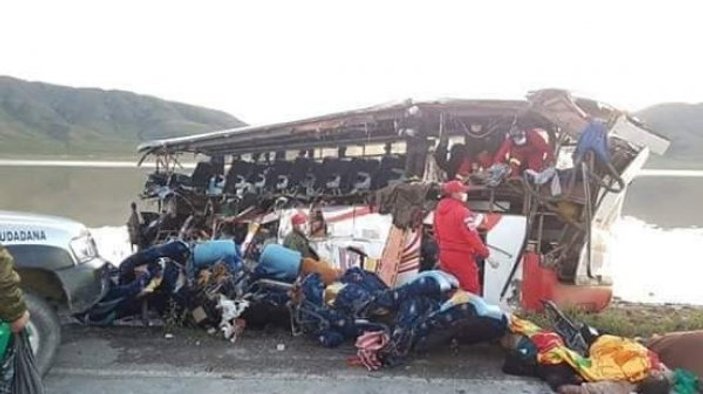 Bolivya’da yolcu otobüsüyle kamyon çarpıştı: 24 ölü