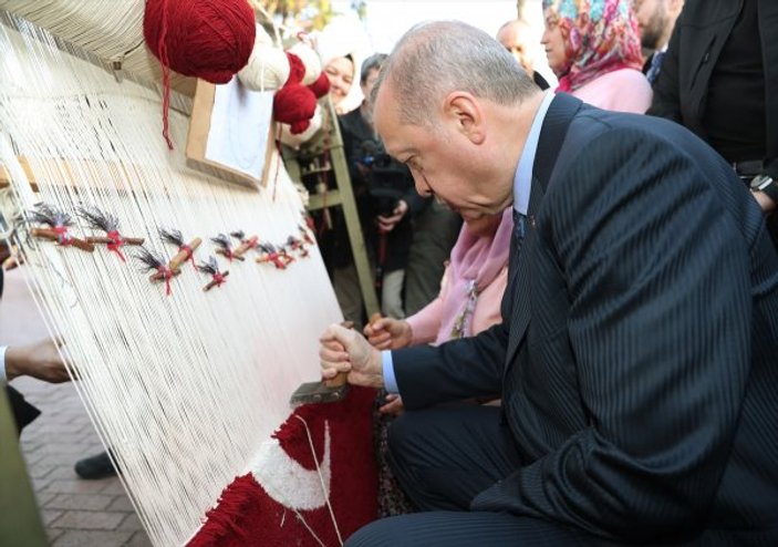 Cumhurbaşkanı Erdoğan Türk bayraklı halı dokudu