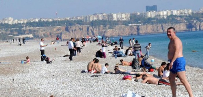 Antalya'da güneşli havada deniz keyfi