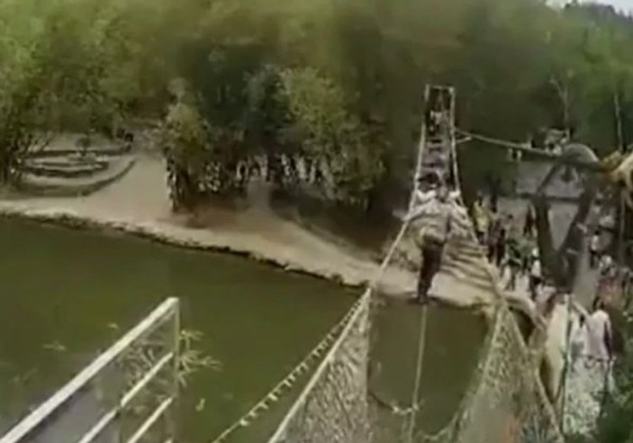 Çin'de köprüyü üzerlerine yıkan turistler