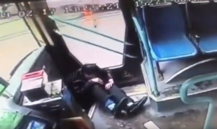 Çin'de şoförle tartışan sarhoş yolcuya bayıltan tekme