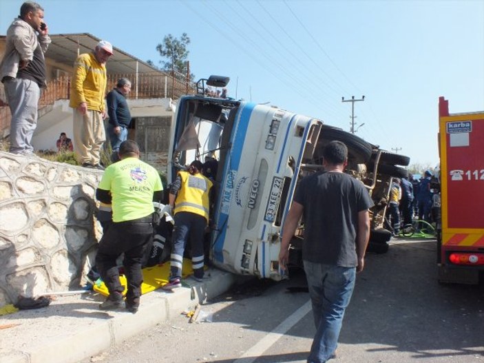 Mersin'de tarım işçilerinin otobüsü devrildi