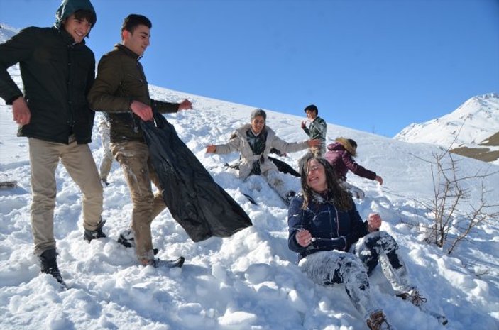 Hakkari'de terörden temizlenen dağlarda çocuklar eğlendi