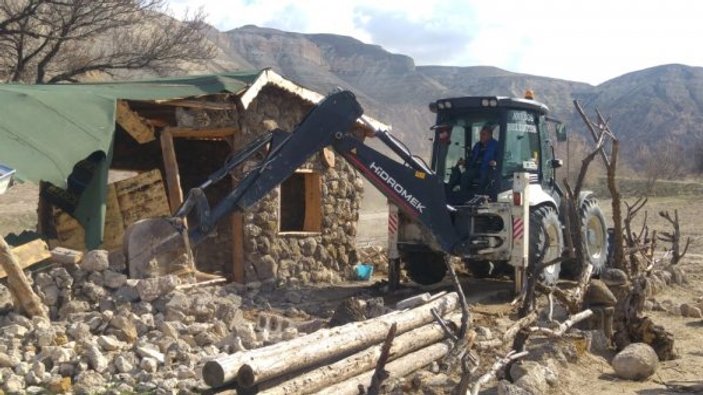 Peri bacaları yakınındaki yapıların yıkımı sürüyor