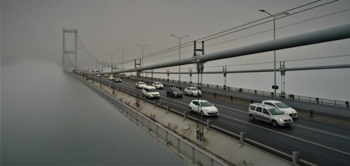 Sis içinde kaybolan 15 Temmuz Şehitler Köprüsü